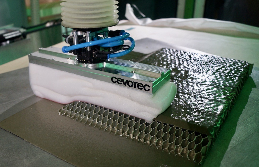 Multilayer demonstrator gripper on chamfered transition